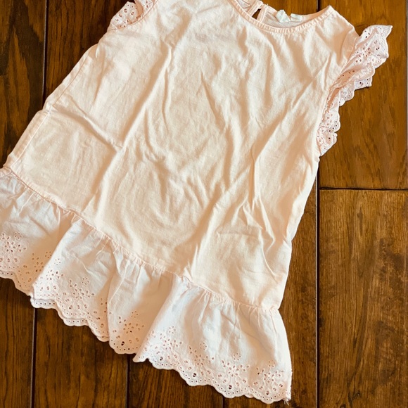 ⚡️2/$25⚡️GAP Girls’ Embroidered Hem Tee - Picture 2 of 7